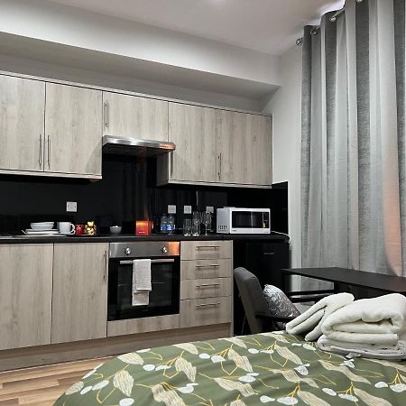 Mia Residence - Entire Studio Apartment - City View - London - Next To Ealing Broadway Station Buitenkant foto