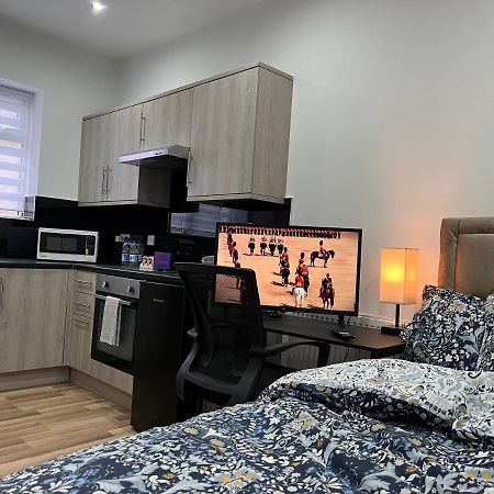 Mia Residence - Entire Studio Apartment - City View - London - Next To Ealing Broadway Station Buitenkant foto