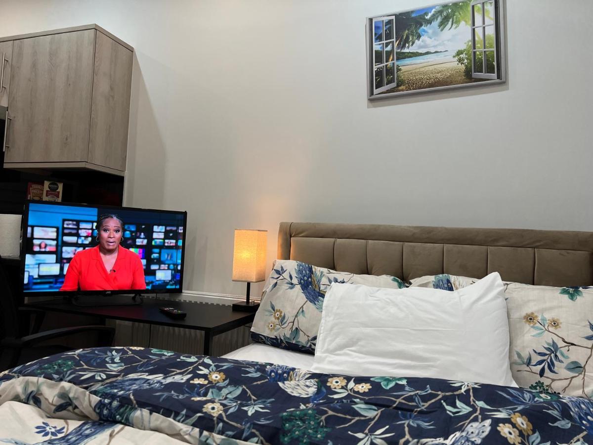 Mia Residence - Entire Studio Apartment - City View - London - Next To Ealing Broadway Station Buitenkant foto
