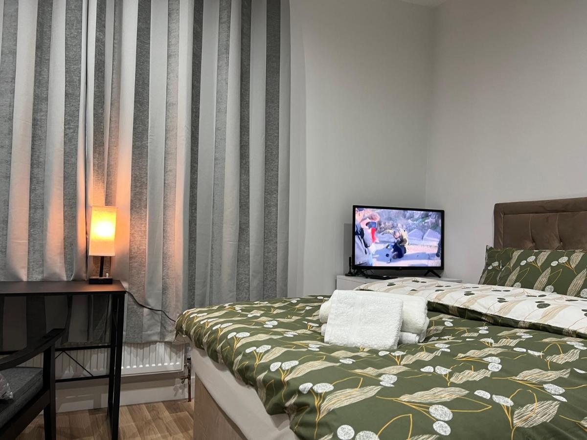 Mia Residence - Entire Studio Apartment - City View - London - Next To Ealing Broadway Station Buitenkant foto