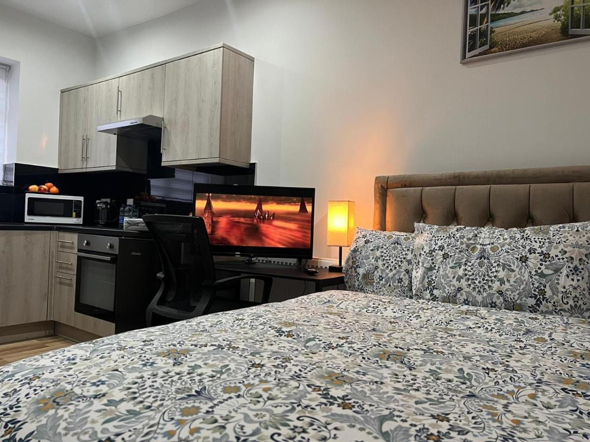 Mia Residence - Entire Studio Apartment - City View - London - Next To Ealing Broadway Station Buitenkant foto