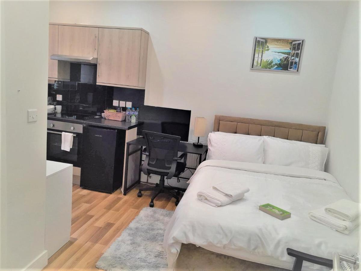 Mia Residence - Entire Studio Apartment - City View - London - Next To Ealing Broadway Station Buitenkant foto