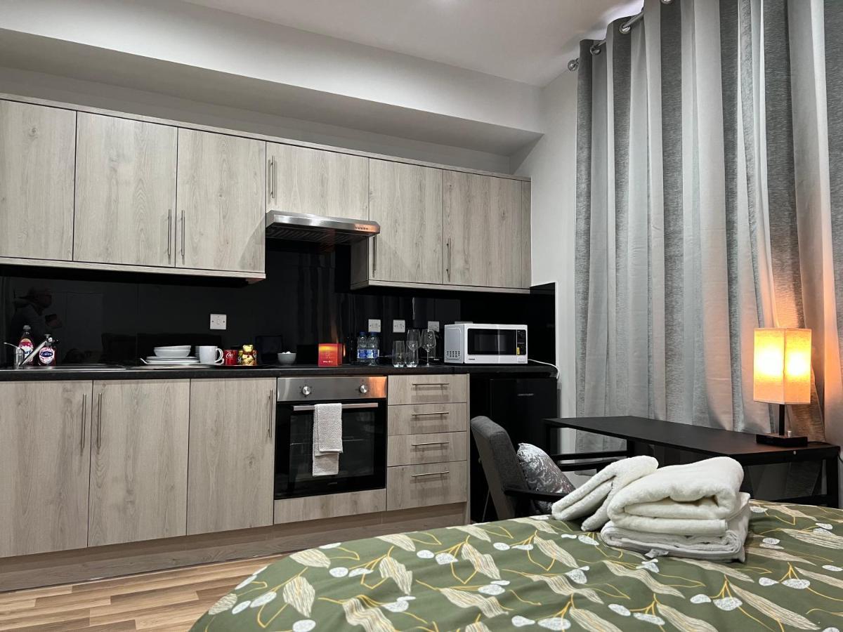 Mia Residence - Entire Studio Apartment - City View - London - Next To Ealing Broadway Station Buitenkant foto