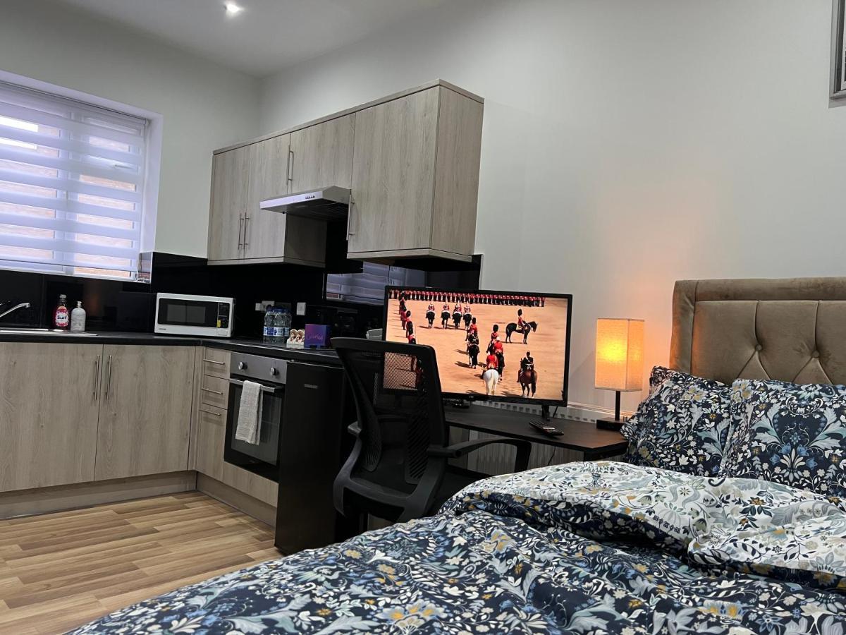 Mia Residence - Entire Studio Apartment - City View - London - Next To Ealing Broadway Station Buitenkant foto