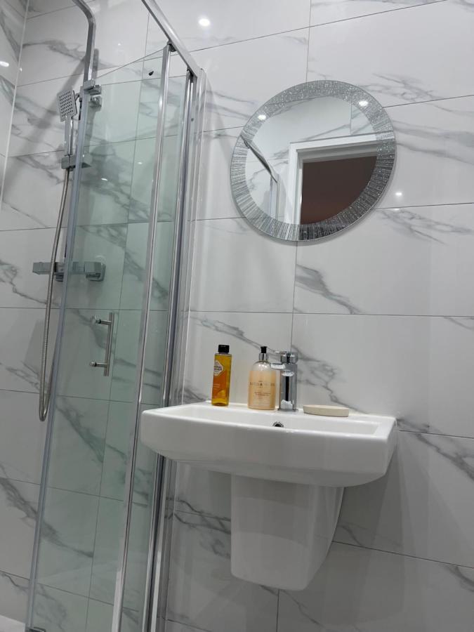 Mia Residence - Entire Studio Apartment - City View - London - Next To Ealing Broadway Station Buitenkant foto