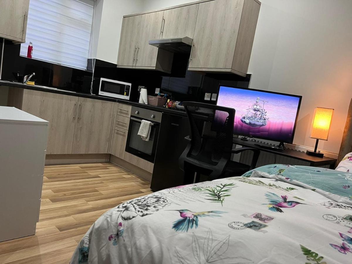 Mia Residence - Entire Studio Apartment - City View - London - Next To Ealing Broadway Station Buitenkant foto