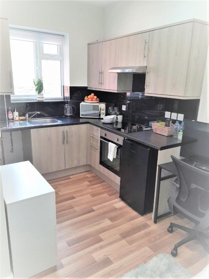 Mia Residence - Entire Studio Apartment - City View - London - Next To Ealing Broadway Station Buitenkant foto